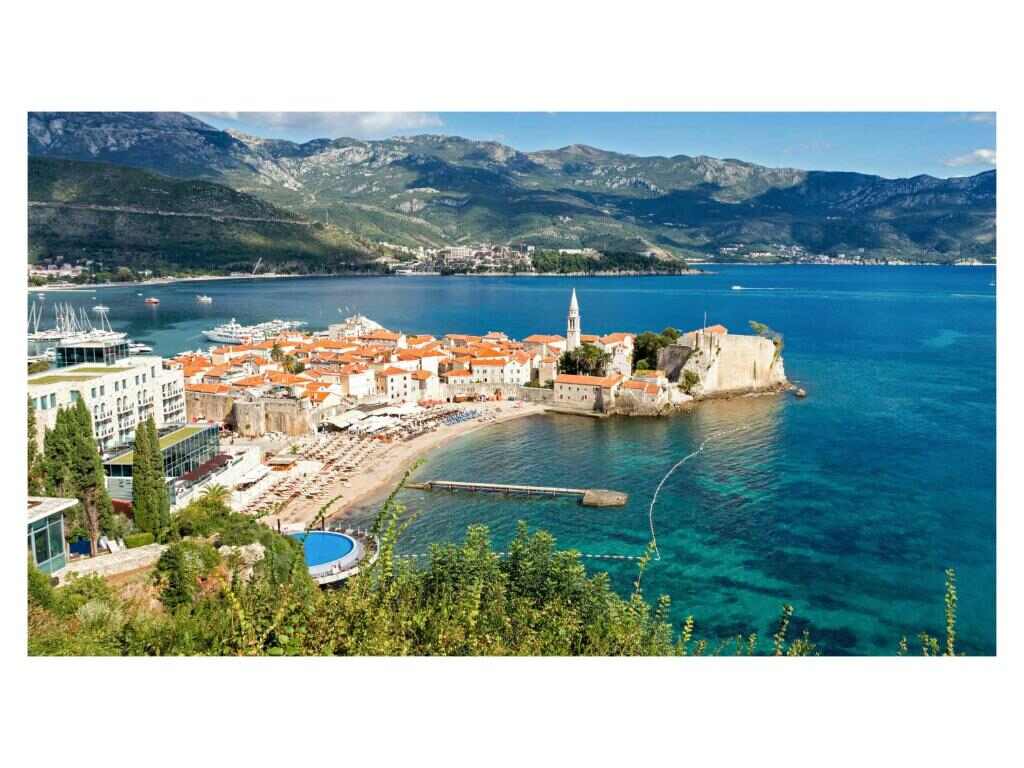 The Budva coastline nearby - Montelux Apartments, Bečići